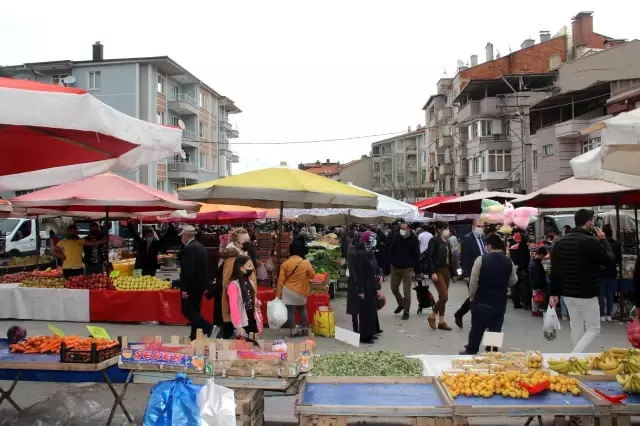Tam kapanma öncesi vatandaş pazarlara akın etti Tam kapanma öncesi vatandaş pazarlara akın etti