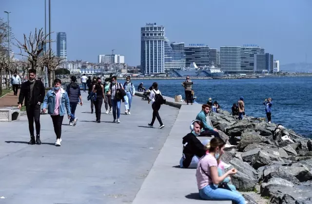 Tam kapanma öncesi vatandaşlar sahile akın etti Tam kapanma öncesi vatandaşlar sahile akın etti