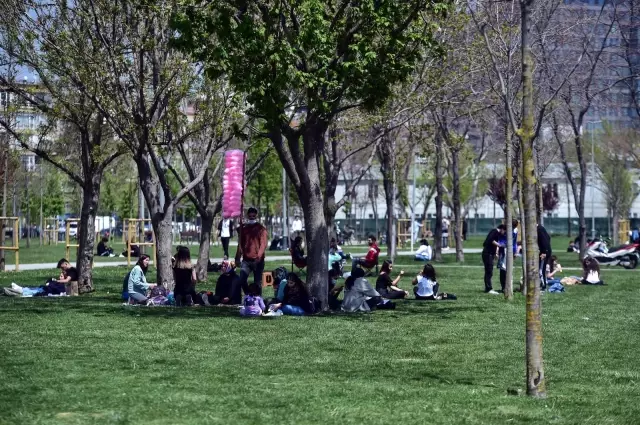 Tam kapanma öncesi vatandaşlar sahile akın etti Tam kapanma öncesi vatandaşlar sahile akın etti