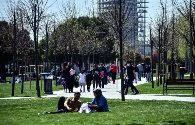 Tam kapanma öncesi vatandaşlar sahile akın etti Tam kapanma öncesi vatandaşlar sahile akın etti