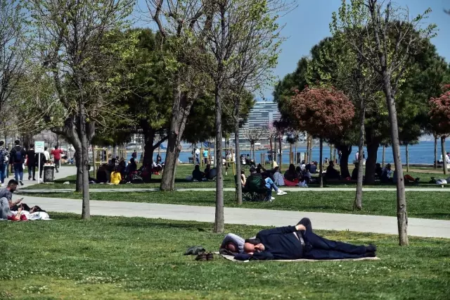 Tam kapanma öncesi vatandaşlar sahile akın etti Tam kapanma öncesi vatandaşlar sahile akın etti