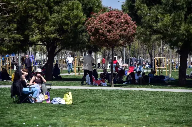 Tam kapanma öncesi vatandaşlar sahile akın etti Tam kapanma öncesi vatandaşlar sahile akın etti