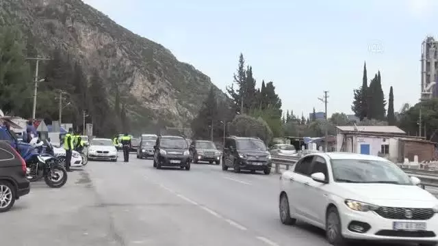 'Tam kapanma' öncesi yollarda trafik yoğunlaştı 'Tam kapanma' öncesi yollarda trafik yoğunlaştı