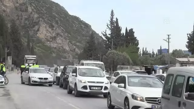 'Tam kapanma' öncesi yollarda trafik yoğunlaştı 'Tam kapanma' öncesi yollarda trafik yoğunlaştı