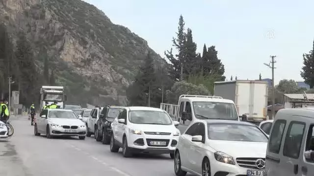 'Tam kapanma' öncesi yollarda trafik yoğunlaştı 'Tam kapanma' öncesi yollarda trafik yoğunlaştı