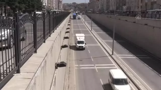 'Tam kapanma' öncesi yollarda ve kent merkezlerinde hareketlilik arttı 'Tam kapanma' öncesi yollarda ve kent merkezlerinde hareketlilik arttı
