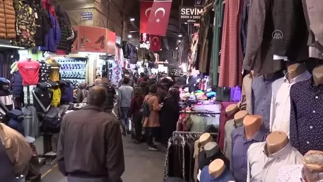 'Tam kapanma' öncesi yollarda ve kent merkezlerinde hareketlilik arttı 'Tam kapanma' öncesi yollarda ve kent merkezlerinde hareketlilik arttı