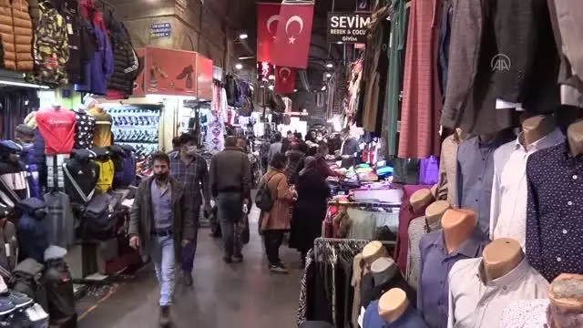 'Tam kapanma' öncesi yollarda ve kent merkezlerinde hareketlilik arttı 'Tam kapanma' öncesi yollarda ve kent merkezlerinde hareketlilik arttı