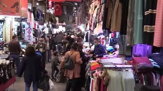 'Tam kapanma' öncesi yollarda ve kent merkezlerinde hareketlilik arttı 'Tam kapanma' öncesi yollarda ve kent merkezlerinde hareketlilik arttı