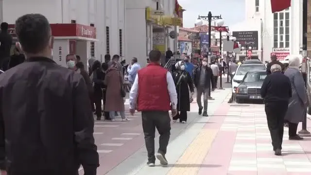 'Tam kapanma' öncesi yollarda ve kent merkezlerinde hareketlilik arttı 'Tam kapanma' öncesi yollarda ve kent merkezlerinde hareketlilik arttı