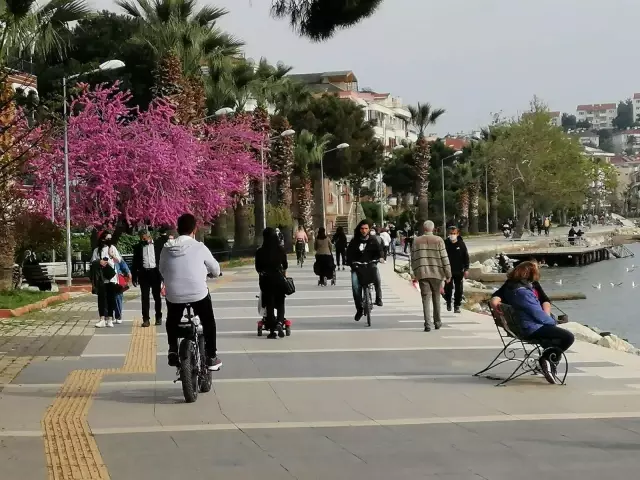 Tam kapanma öncesinde Erdek en hareketli saatlerini yaşadı Tam kapanma öncesinde Erdek en hareketli saatlerini yaşadı
