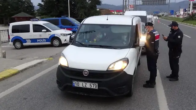 Tam kapanmanın ardından Balıkesir sınırlarında yol denetimleri başladı Tam kapanmanın ardından Balıkesir sınırlarında yol denetimleri başladı