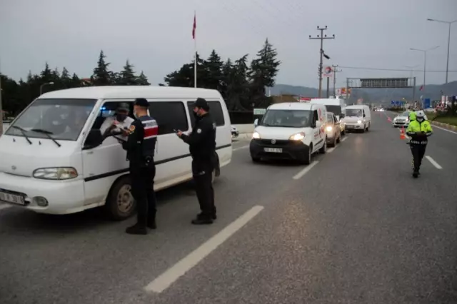 Tam kapanmanın ardından Balıkesir sınırlarında yol denetimleri başladı Tam kapanmanın ardından Balıkesir sınırlarında yol denetimleri başladı