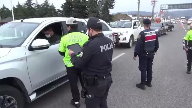 Tam kapanmanın ardından Balıkesir sınırlarında yol denetimleri başladı Tam kapanmanın ardından Balıkesir sınırlarında yol denetimleri başladı