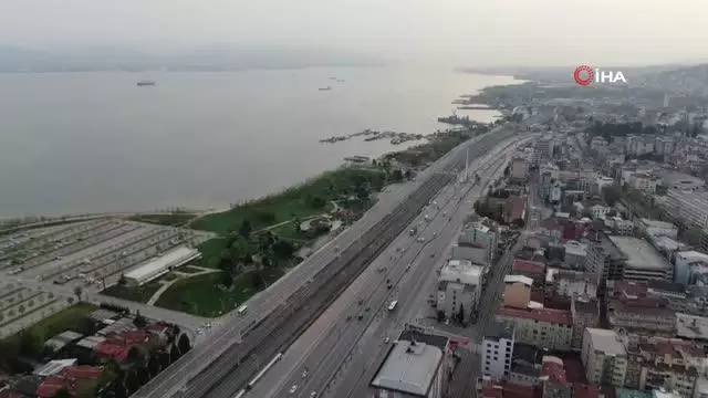 Tam kapanmanın başlaması ile Kocaeli'de sokaklar sessizliğe büründü Tam kapanmanın başlaması ile Kocaeli'de sokaklar sessizliğe büründü
