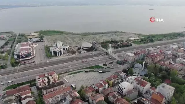 Tam kapanmanın başlaması ile Kocaeli'de sokaklar sessizliğe büründü Tam kapanmanın başlaması ile Kocaeli'de sokaklar sessizliğe büründü