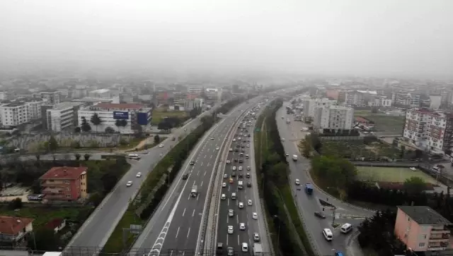Akın akın gidiyorlar! Tam kapanmaya saatler kala İstanbul'da trafik yoğunluğu devam ediyor