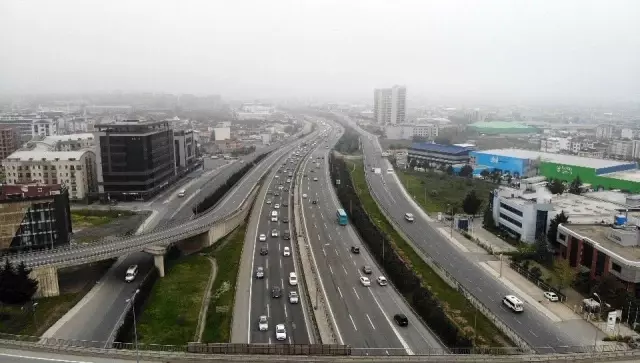 Akın akın gidiyorlar! Tam kapanmaya saatler kala İstanbul'da trafik yoğunluğu devam ediyor