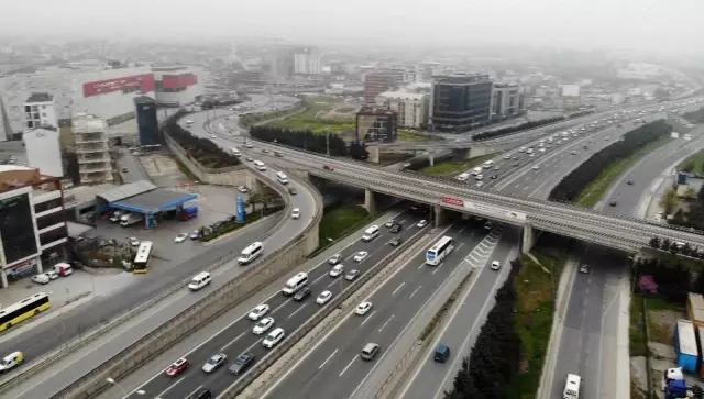 Akın akın gidiyorlar! Tam kapanmaya saatler kala İstanbul'da trafik yoğunluğu devam ediyor