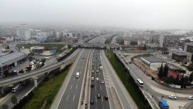 Akın akın gidiyorlar! Tam kapanmaya saatler kala İstanbul'da trafik yoğunluğu devam ediyor