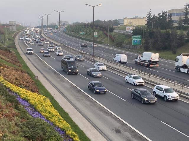 Tam kapanmanın başlamasına saatler kala İstanbul'da trafik yoğunluğu erken başladı Tam kapanmanın başlamasına saatler kala İstanbul'da trafik yoğunluğu erken başladı