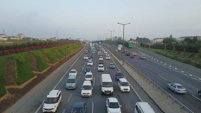 Tam kapanmanın başlamasına saatler kala İstanbul'da trafik yoğunluğu erken başladı Tam kapanmanın başlamasına saatler kala İstanbul'da trafik yoğunluğu erken başladı
