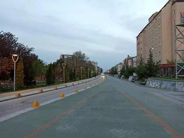 17 günlük kapanmanın başlamasıyla Eskişehir'de alanlar bomboş kaldı 17 günlük kapanmanın başlamasıyla Eskişehir'de alanlar bomboş kaldı