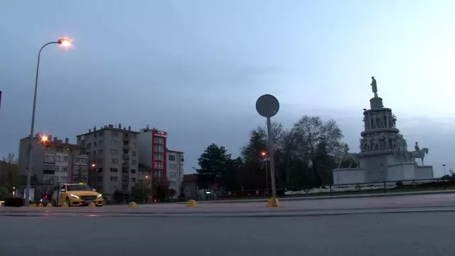 17 günlük kapanmanın başlamasıyla Eskişehir'de alanlar bomboş kaldı 17 günlük kapanmanın başlamasıyla Eskişehir'de alanlar bomboş kaldı