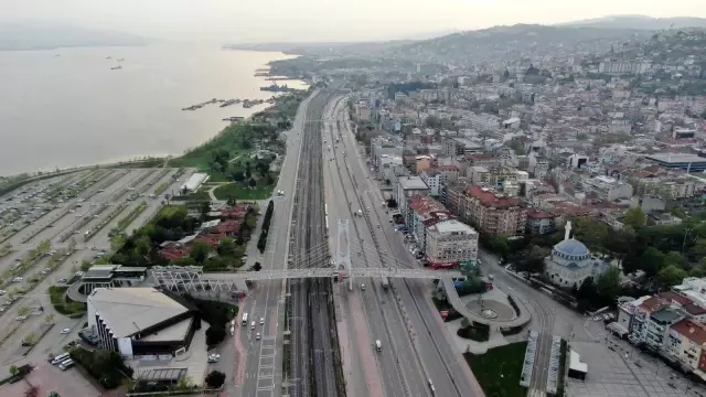 Tam kapanmanın başlaması ile Kocaeli'de sokaklar sessizliğe büründü Tam kapanmanın başlaması ile Kocaeli'de sokaklar sessizliğe büründü