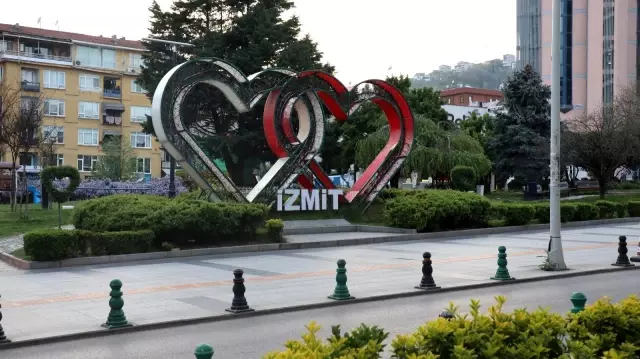 Tam kapanmanın başlaması ile Kocaeli'de sokaklar sessizliğe büründü Tam kapanmanın başlaması ile Kocaeli'de sokaklar sessizliğe büründü