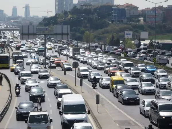 TAM KAPANMAYA 6 SAAT KALA TRAFİK YOĞUNLUĞU: 13.00'DA YÜZDE 65 -1 YENİBOSNA TAM KAPANMAYA 6 SAAT KALA TRAFİK YOĞUNLUĞU: 13.00'DA YÜZDE 65 -1 YENİBOSNA