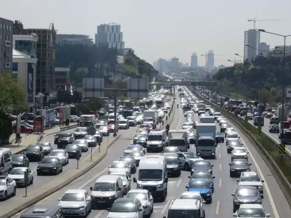 TAM KAPANMAYA 6 SAAT KALA TRAFİK YOĞUNLUĞU: 13.00'DA YÜZDE 65 -1 YENİBOSNA TAM KAPANMAYA 6 SAAT KALA TRAFİK YOĞUNLUĞU: 13.00'DA YÜZDE 65 -1 YENİBOSNA