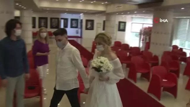 Tam kapanmaya girmeden dünya evine girdiler Tam kapanmaya girmeden dünya evine girdiler