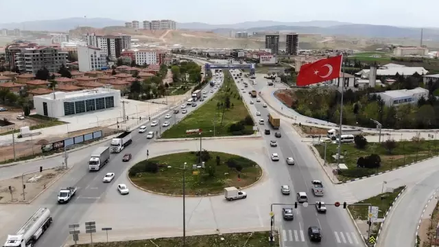 Tam kapanmaya saatler kala 43 ilin geçiş noktasında trafik yoğunluğu Tam kapanmaya saatler kala 43 ilin geçiş noktasında trafik yoğunluğu