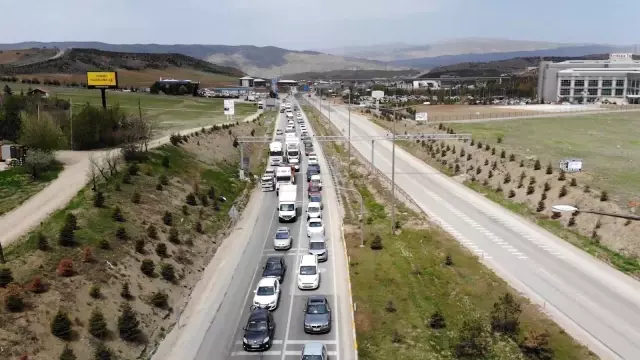 Tam kapanmaya saatler kala 43 ilin geçiş noktasında trafik yoğunluğu Tam kapanmaya saatler kala 43 ilin geçiş noktasında trafik yoğunluğu