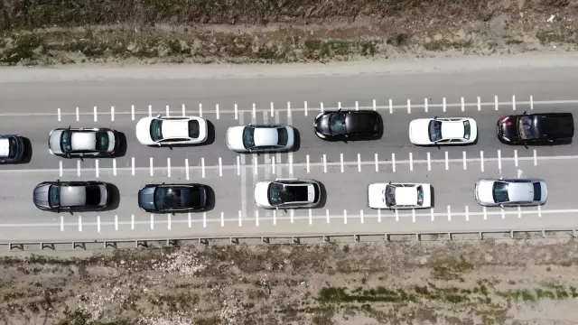 Tam kapanmaya saatler kala 43 ilin geçiş noktasında trafik yoğunluğu Tam kapanmaya saatler kala 43 ilin geçiş noktasında trafik yoğunluğu