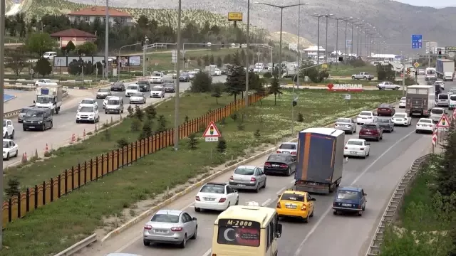 Tam kapanmaya saatler kala 43 ilin geçiş noktasında trafik yoğunluğu Tam kapanmaya saatler kala 43 ilin geçiş noktasında trafik yoğunluğu