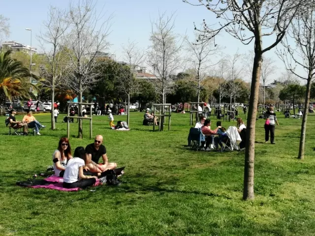 Tam kapanmaya saatler kala Caddebostan Sahili doldu taştı Tam kapanmaya saatler kala Caddebostan Sahili doldu taştı