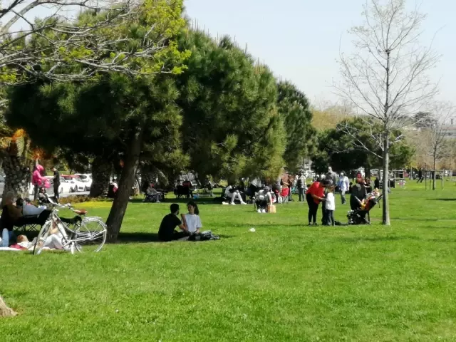 Tam kapanmaya saatler kala Caddebostan Sahili doldu taştı Tam kapanmaya saatler kala Caddebostan Sahili doldu taştı