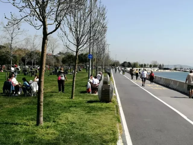 Tam kapanmaya saatler kala Caddebostan Sahili doldu taştı Tam kapanmaya saatler kala Caddebostan Sahili doldu taştı
