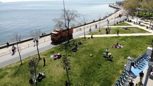 Tam kapanmaya saatler kala Caddebostan Sahili doldu taştı Tam kapanmaya saatler kala Caddebostan Sahili doldu taştı