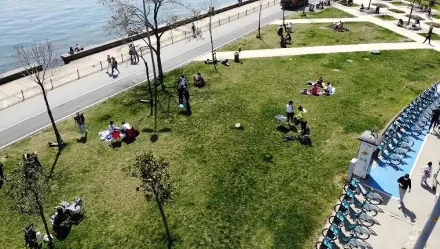 Tam kapanmaya saatler kala Caddebostan Sahili doldu taştı Tam kapanmaya saatler kala Caddebostan Sahili doldu taştı