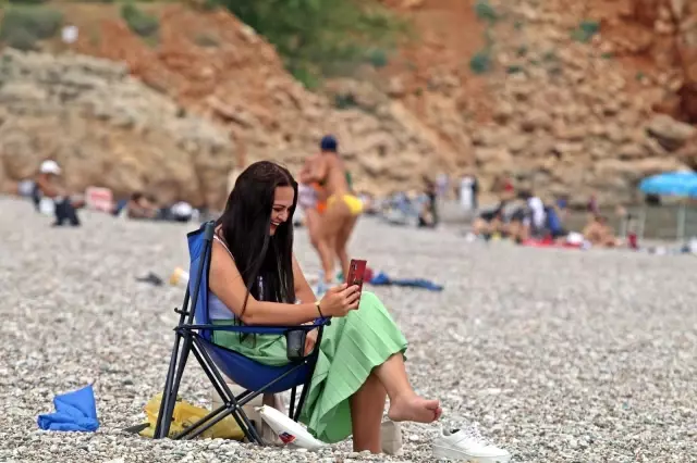 Tam kapanmaya saatler kala dünyaca ünlü sahile vatandaş akını Tam kapanmaya saatler kala dünyaca ünlü sahile vatandaş akını