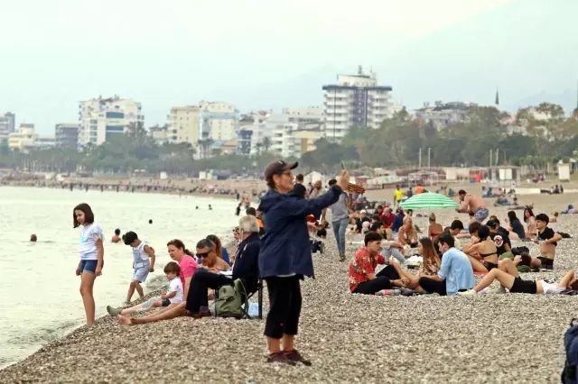 Tam kapanmaya saatler kala dünyaca ünlü sahile vatandaş akını Tam kapanmaya saatler kala dünyaca ünlü sahile vatandaş akını