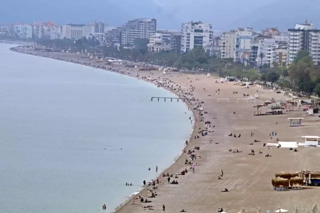 Tam kapanmaya saatler kala dünyaca ünlü sahile vatandaş akını Tam kapanmaya saatler kala dünyaca ünlü sahile vatandaş akını