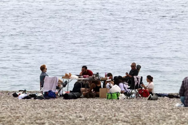 Tam kapanmaya saatler kala dünyaca ünlü sahile vatandaş akını Tam kapanmaya saatler kala dünyaca ünlü sahile vatandaş akını
