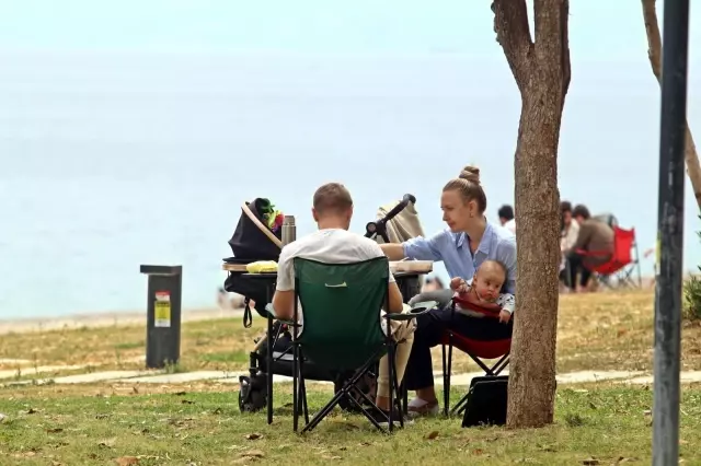 Tam kapanmaya saatler kala dünyaca ünlü sahile vatandaş akını Tam kapanmaya saatler kala dünyaca ünlü sahile vatandaş akını