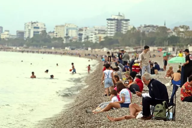 Tam kapanmaya saatler kala dünyaca ünlü sahile vatandaş akını Tam kapanmaya saatler kala dünyaca ünlü sahile vatandaş akını