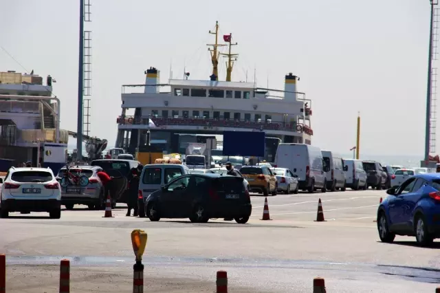 - Tam kapanmaya saatler kala feribot iskelesinde yoğunluk oluştu - Tam kapanmaya saatler kala feribot iskelesinde yoğunluk oluştu