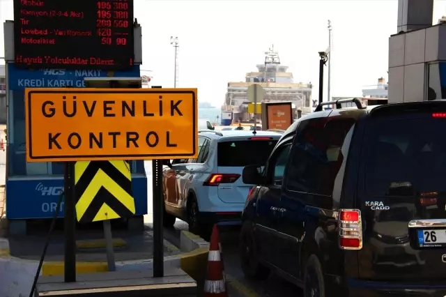 - Tam kapanmaya saatler kala feribot iskelesinde yoğunluk oluştu - Tam kapanmaya saatler kala feribot iskelesinde yoğunluk oluştu
